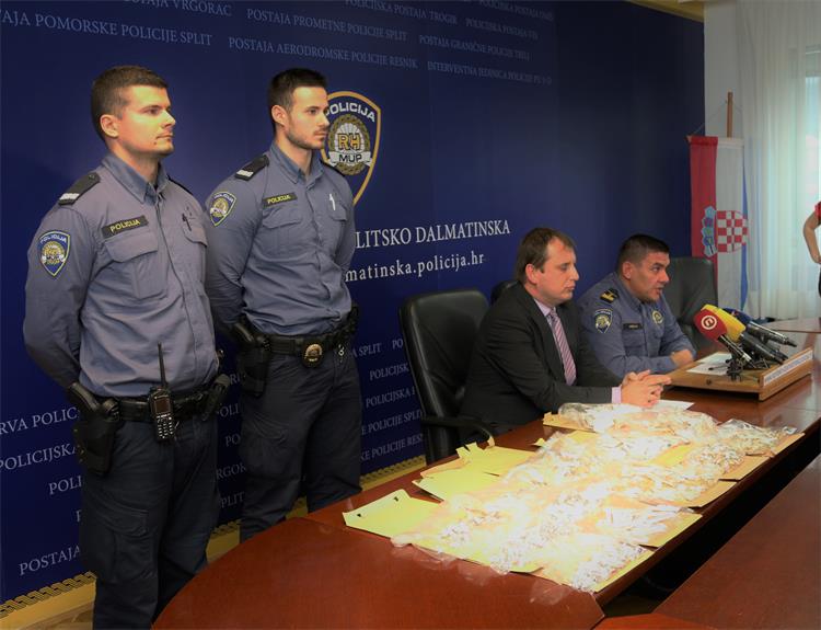 Slika /PU_SD/Slike/Provala u zlatarnu (1).JPG